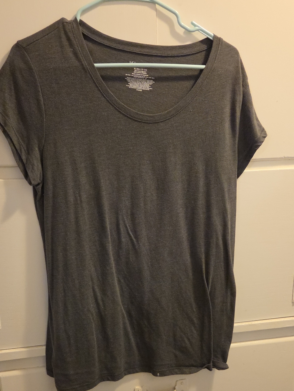 No Boundaries Women's Scoop Neck Short Sleeve Tee - Charcoal